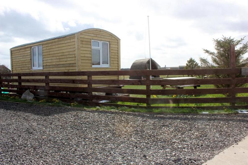 Hillside Camping Pods And Shepherd'S Hut Wick  Bagian luar foto